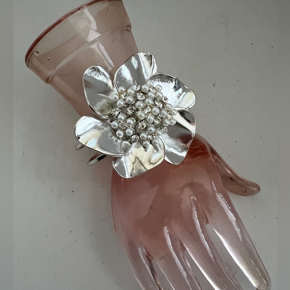 🩶💍Silver Tone Flower🌼Pearls & Rhinestones💎Cuff Bracelet NWT